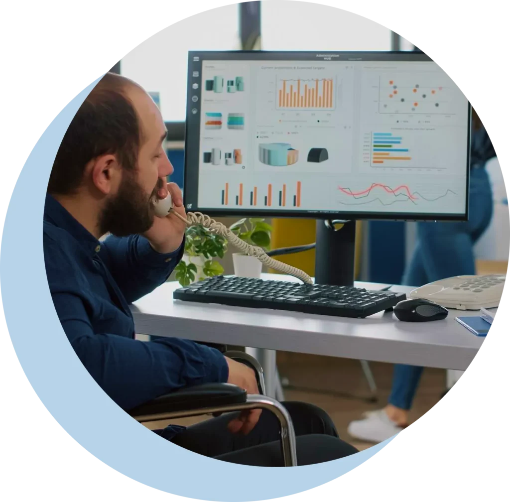 An operator uses citysmart app and communicates with a customer.