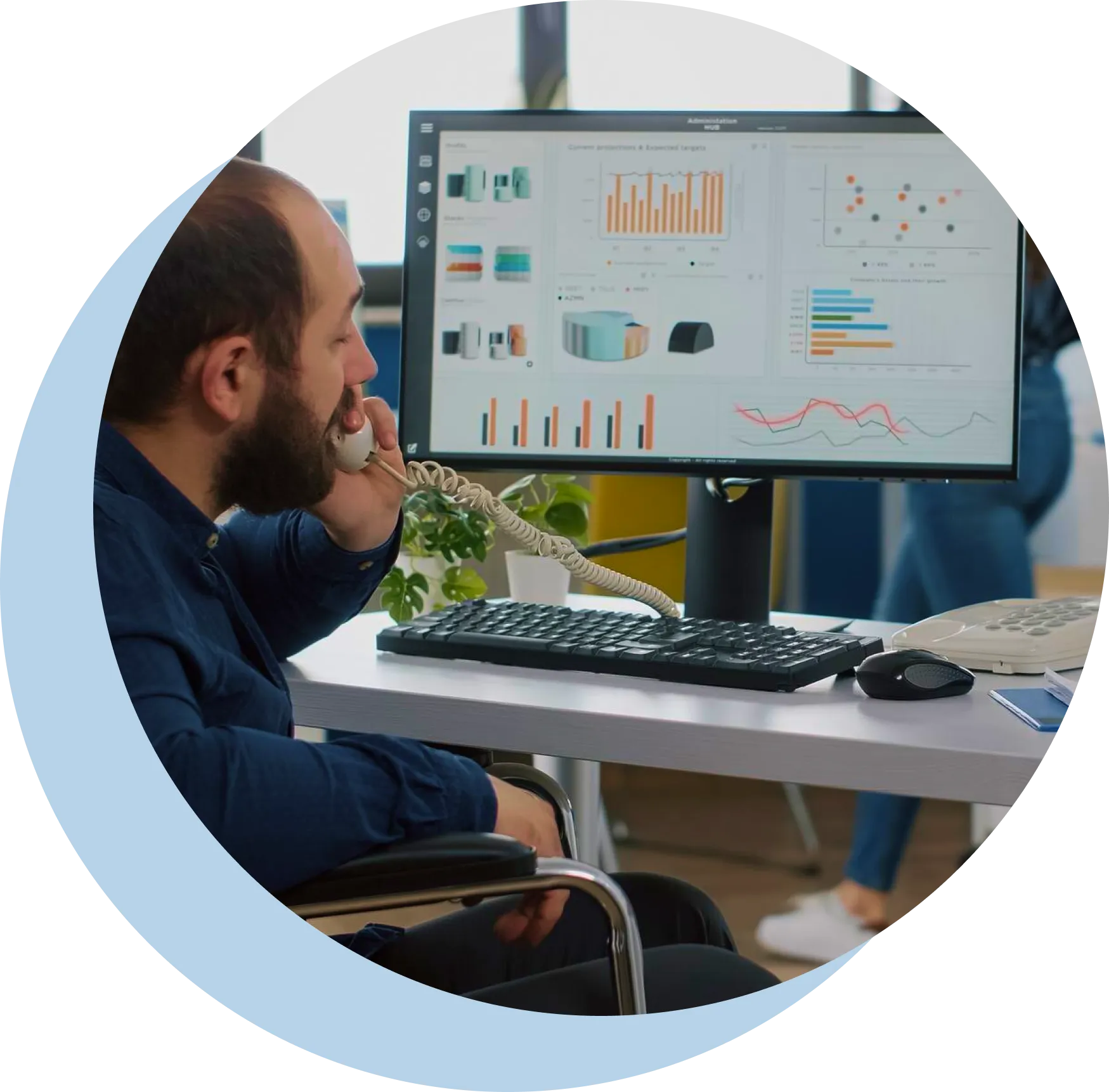 Operatore risponde ai clienti di fronte ad un desktop migliorando CitySmart.