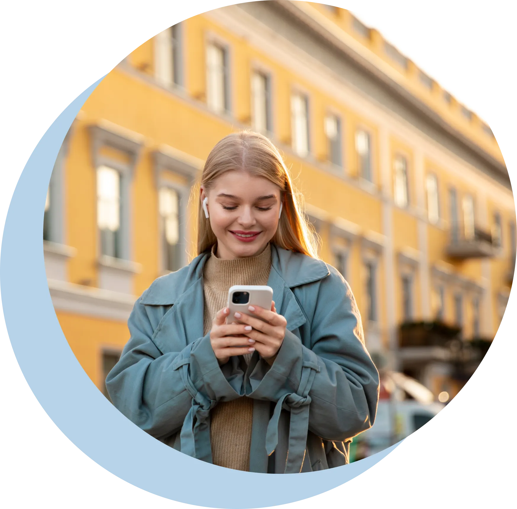 Ragazza con uno smartphone in mano utilizza i servizi di mobilità di CitySmart.